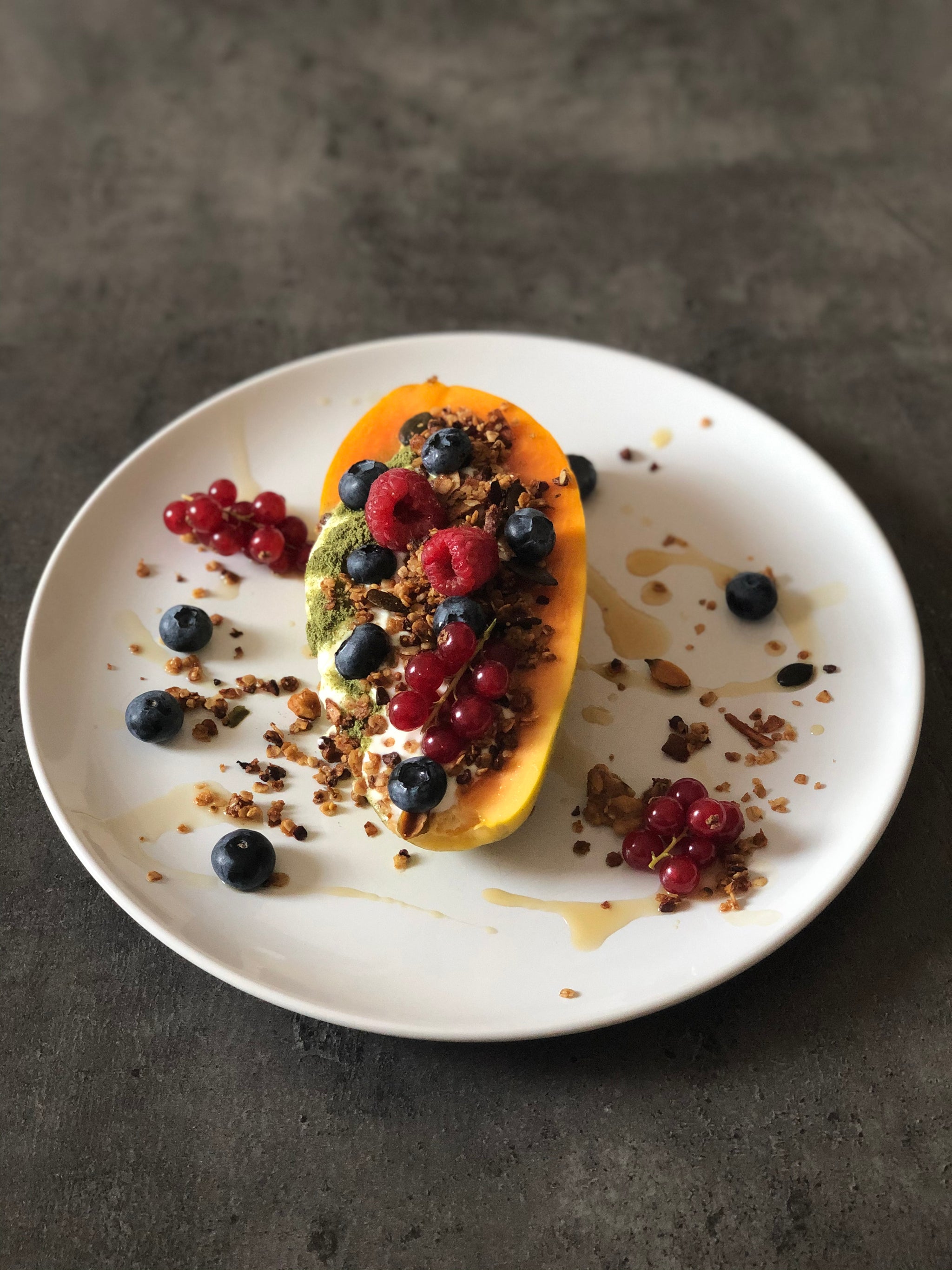 Moringa Papaya mit Granola und Beeren